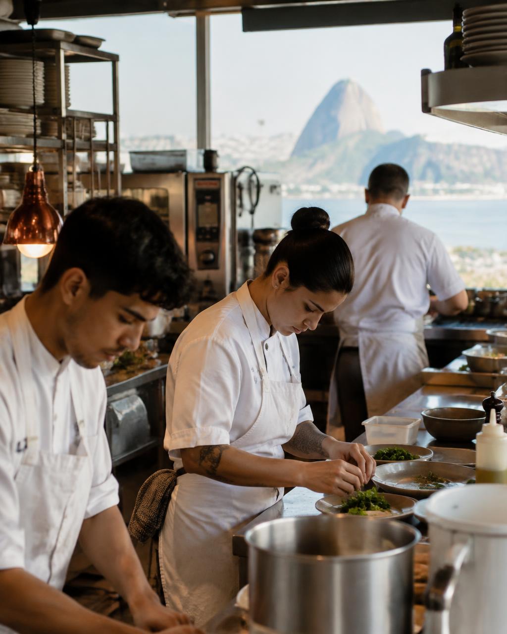 Cozinha de restaurante em funcionamento